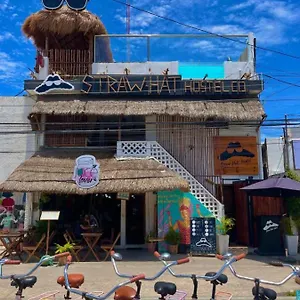 Straw & Rooftop Bar Hostal